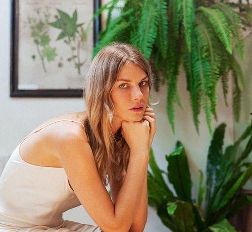 欧美超模实体娃娃视频,惊艳还原，科技与美的完美融合