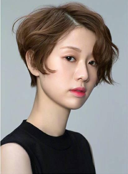 短发骨感欧美模特视频,时尚界的独特风采