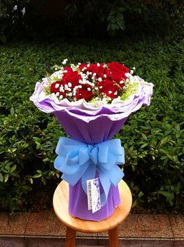 欧美浪漫送花拥抱视频,甜蜜温馨的爱的告白